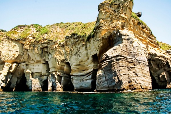 Cuevas en la costa de Amalfi, Italia