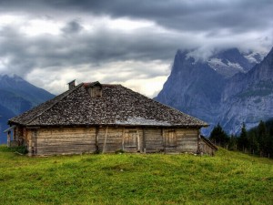 Cabaña de madera en la montaña