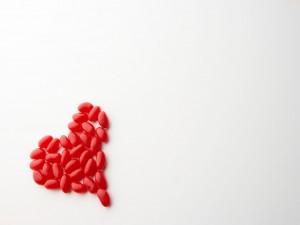 Postal: Corazón rojo de caramelos