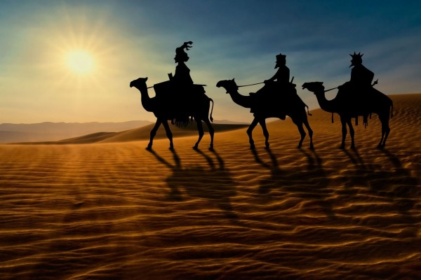 Los tres Reyes Magos cruzando el desierto en sus camellos