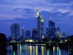 Vista nocturna de la ciudad de Frankfurt