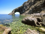Arco de piedra formado en el mar