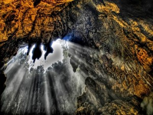 Postal: Luz en la cueva