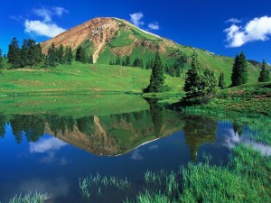 Postal: Montaña verde y un cielo azul