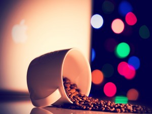 Granos de café y luces de colores
