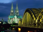 Vista nocturna del puente Hohenzollern y la Catedral de Colonia