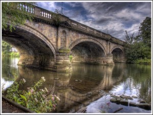 Un gran puente de piedra sobre el río