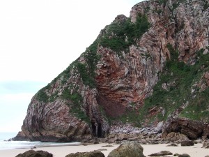 Pared de roca en Playa Ballota (Asturias)