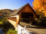 Puente cubierto visto en otoño