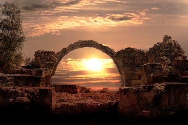 El sol en el arco de piedra