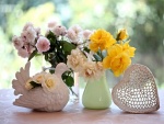 Flores en un florero y una paloma de cerámica