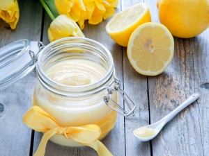 Postal: Crema de limón en un frasco de vidrio