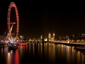 La noria de Londres con luces rojas