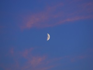La luna en el cielo antes del anochecer