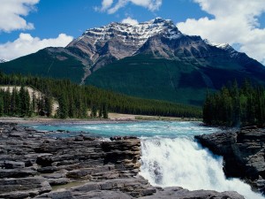 Postal: Cascada en el río de la montaña