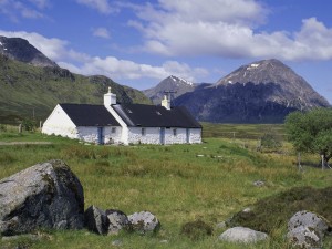 Postal: Cabaña blanca y negra en las montañas