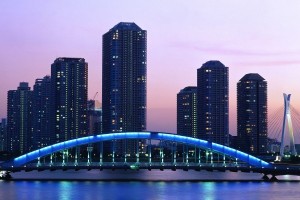 Puente con luz azul en la ciudad