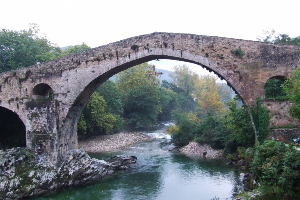 El puente romano y el río Sella en Cangas de Onís (Asturias)