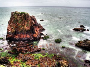 Postal: Islote y rocas en el mar