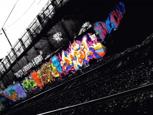 Postal: Pintadas en las vías del tren