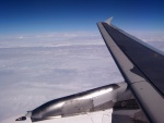 Mirando el paisaje por la ventanilla del avión