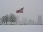 Nieve en un parque con la bandera americana
