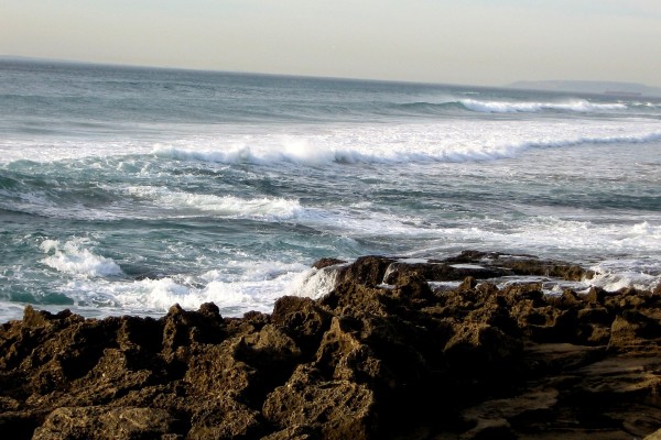 Las olas del mar rompiendo en las rocas