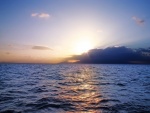 El mar azul y el brillo del sol