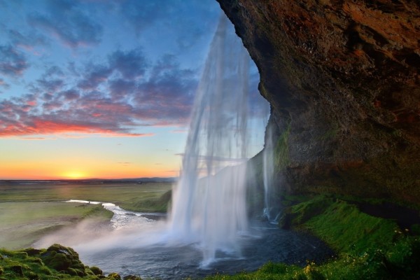 Cascada y el sol en Islandia