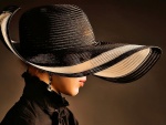 Distinguida mujer con sombrero y pendientes