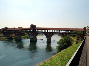 Puente cubierto sobre un río