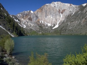 Un lago entre montañas