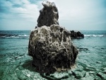 Gran roca en la orilla del mar