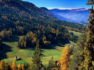 Postal: Otoño en un pueblo de la montaña