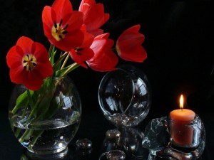 Postal: Florero de vidrio con tulipanes y una vela