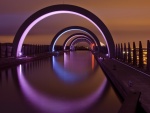 Arcos iluminados sobre el agua