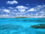Isla en un mar azul