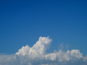 Postal: Nubes blancas en el cielo azul