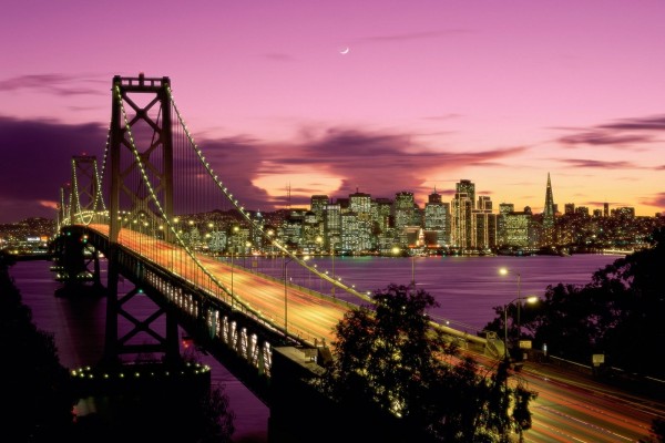 La luna y el Puente de la Bahía en la noche de San Francisco