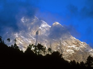 Postal: Nubes grises en la montaña