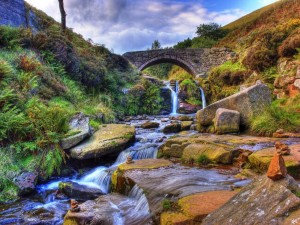 Postal: Puente de piedra sobre el río