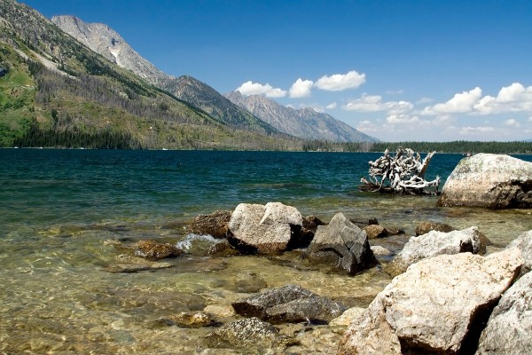 Grandes piedras en el lago