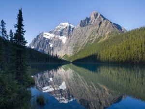 Postal: Montañas reflejadas en el agua