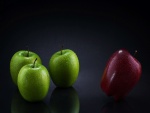 Una manzana roja y tres verdes