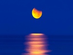 La luna reflejada en el mar