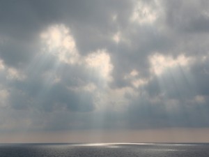 Rayos de luz hacia el mar