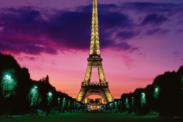 Un cielo rosado sobre la Torre Eiffel