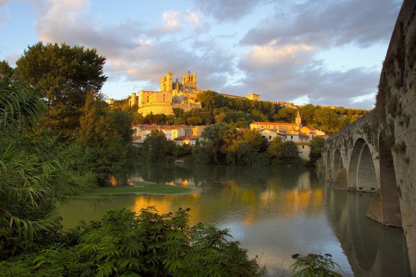 El río Orb y la ciudad de Béziers, Francia