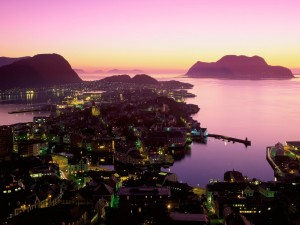 Alesund al caer la noche (Noruega)