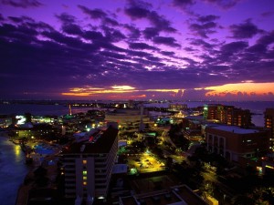 Postal: El cielo púrpura sobre la ciudad